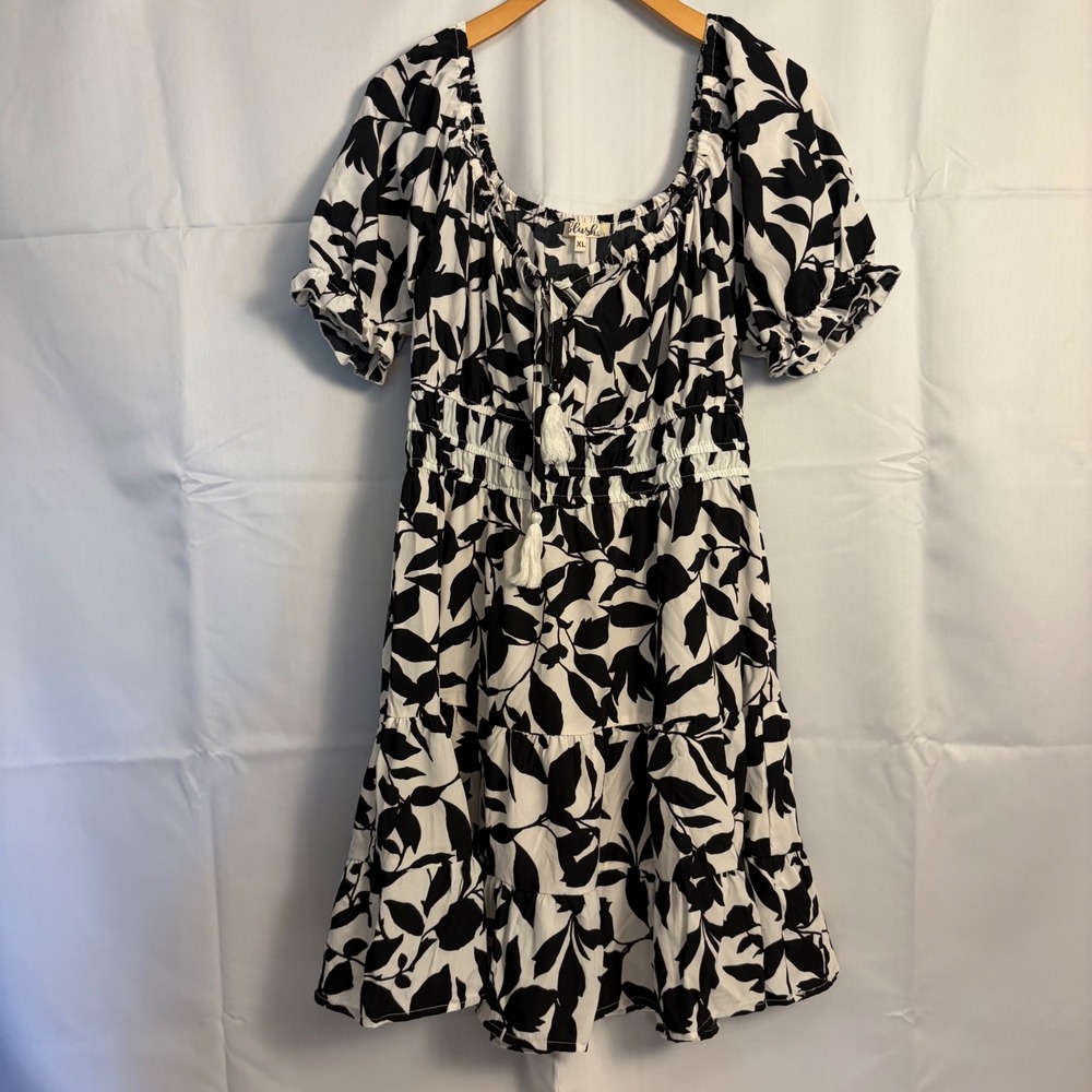 Hint of Blush Women XL Black White Leaf Print Smocked Tiered Tassel Mini‎ Dress